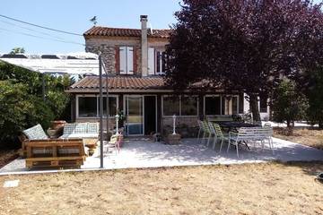 Gîte pour 10 personnes, avec jacuzzi ainsi que jardin et terrasse à Saint-Félix-Lauragais