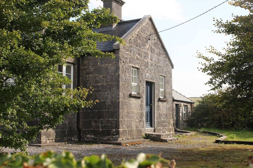 The Old Schoolhouse - sleeps 6 guests  in 2 bedrooms in County Clare
