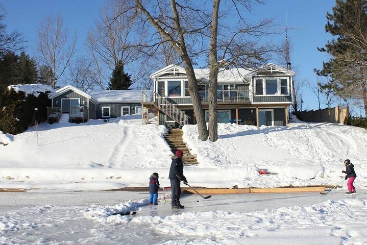 Holiday rental for 16 people, with garden in Ontario