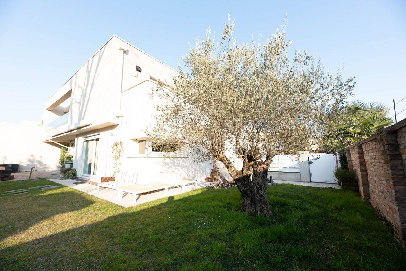 Appartamento intero, Guesthost - Exclusive Villa with Private Garden in Noventa Padovana, Provincia di Padova