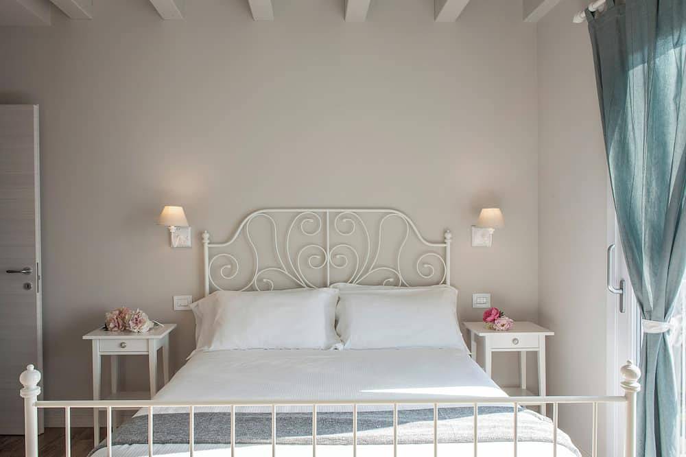 Ganze Wohnung, La Cornice sul Garda - Sambuco - terrace and lake view in residence with pool in Villanuova sul Clisi, Gardasee-Berge