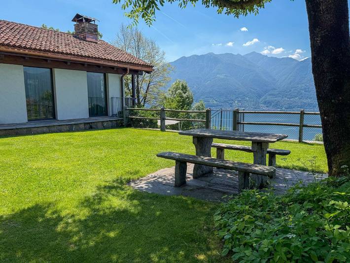 Grosszügige Ferienanlage für 6+ Personen mit Schwimmbad mit Blick auf den Lago Maggiore in Minusio, Tessiner Alpen