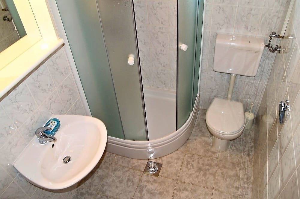 Entire apartment, Two bedroom apartment with terrace and sea view Preko, Ugljan in Preko, Ugljan Island