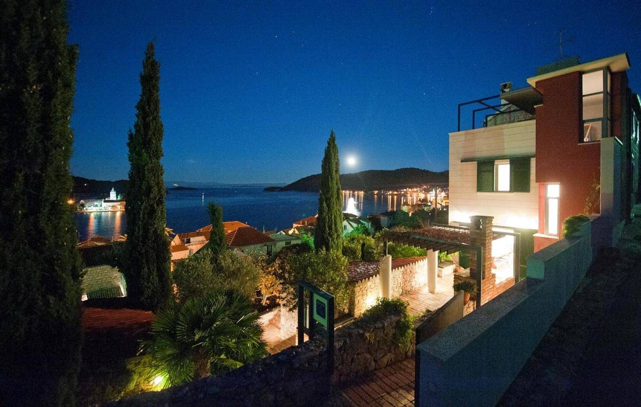 Three-Bedroom Villa with Sea View in Vis Stadt, Vis (Dalmatien)