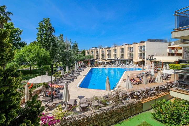 Appart’hôtel pour 4 personnes, avec jardin et jacuzzi ainsi que sauna et piscine