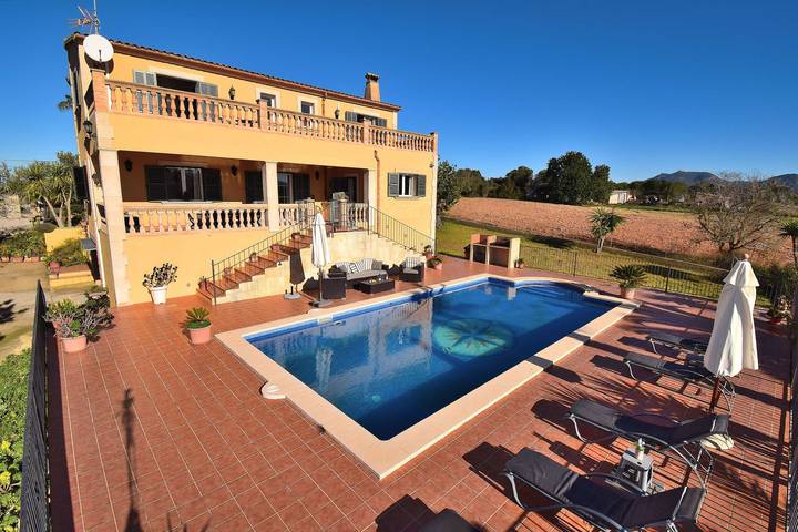 Finca für 8 Personen, mit Balkon und Terrasse sowie Garten in Cas Concos