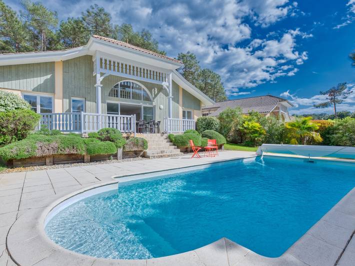 Location de vacances pour 6 personnes, avec piscine ainsi que jardin et terrasse dans Golf de la Méjanne