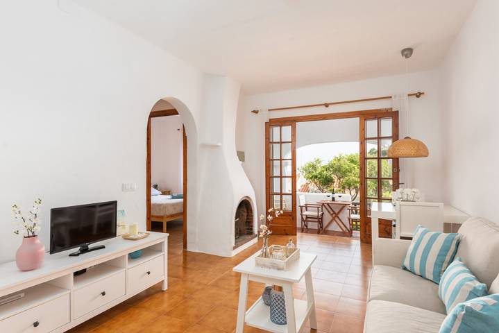 Ganze Wohnung, Ferienwohnung 'Vistafaro' mit Meerblick, Gemeinschaftspool und Wlan in Platja de Fornells, Es Mercadal