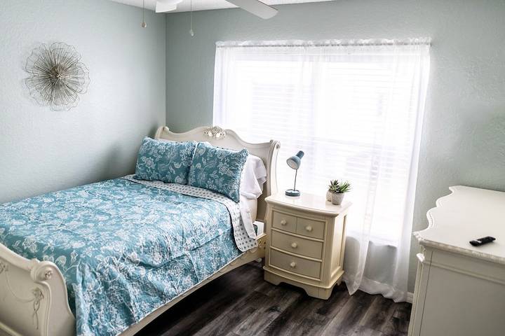 Vacation rental for 8 people, with terrace and yard in Spring Hill