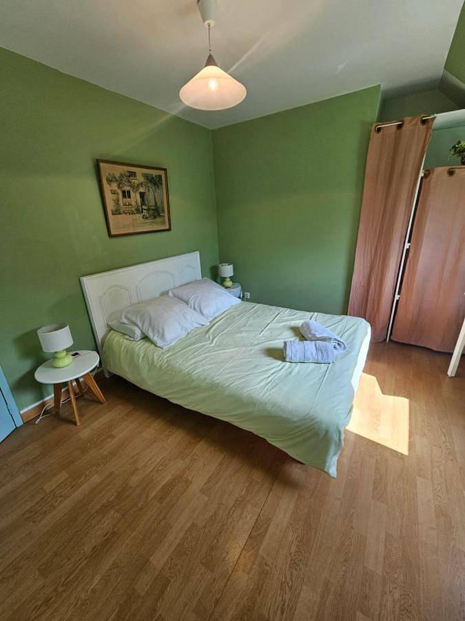 Gîte pour 2 personnes, avec Terrasse ainsi que Jardin et Vue à Theix - 2