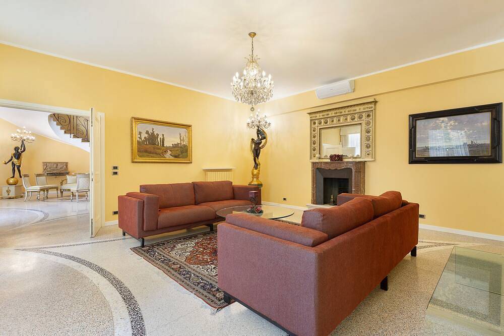 Elegante Villa mit Pool und Tennis direkt neben dem Stadtzentrum! Villa Virginia in Stresa, Comune di Stresa