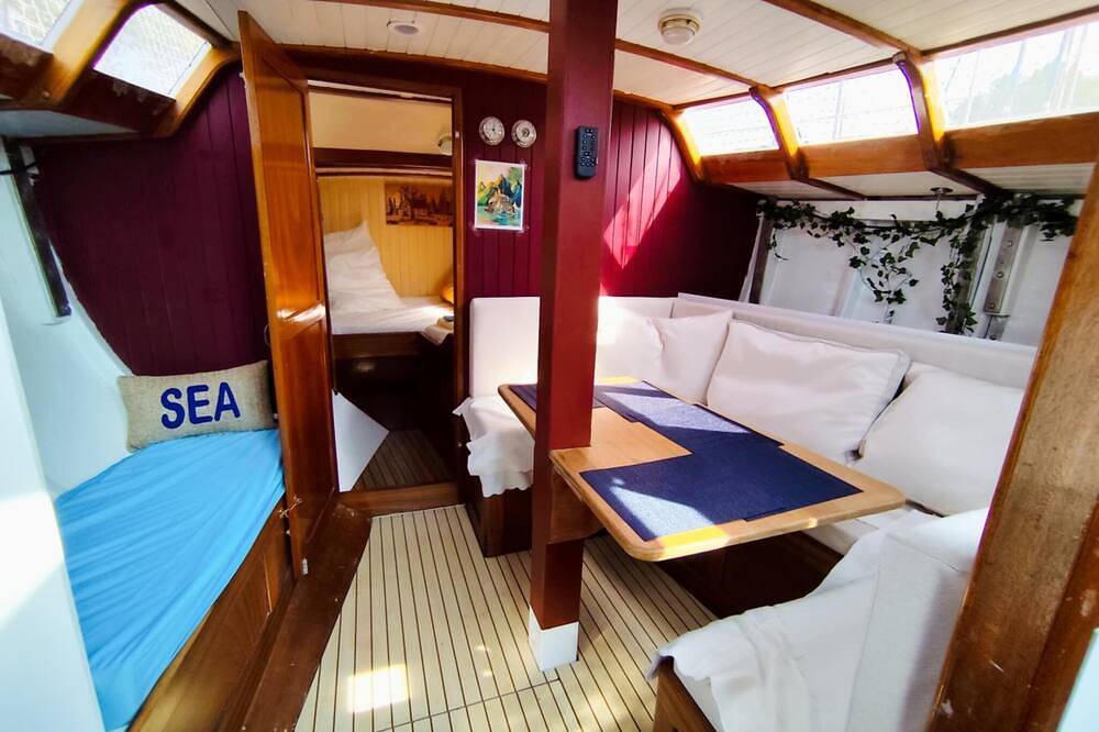 Saga, wooden sailboat close to beaches and ferries in Ouistreham, Caen und Umgebung