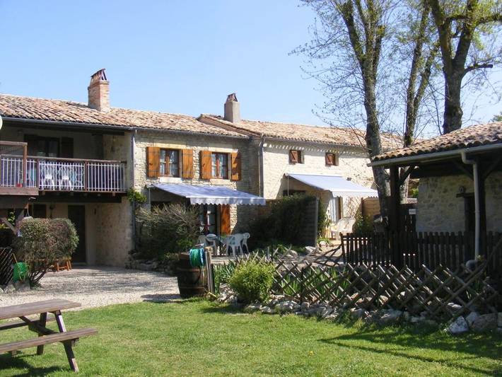 Location de vacances pour 7 personnes, avec vue ainsi que jardin et piscine, animaux acceptés à Baleyssagues