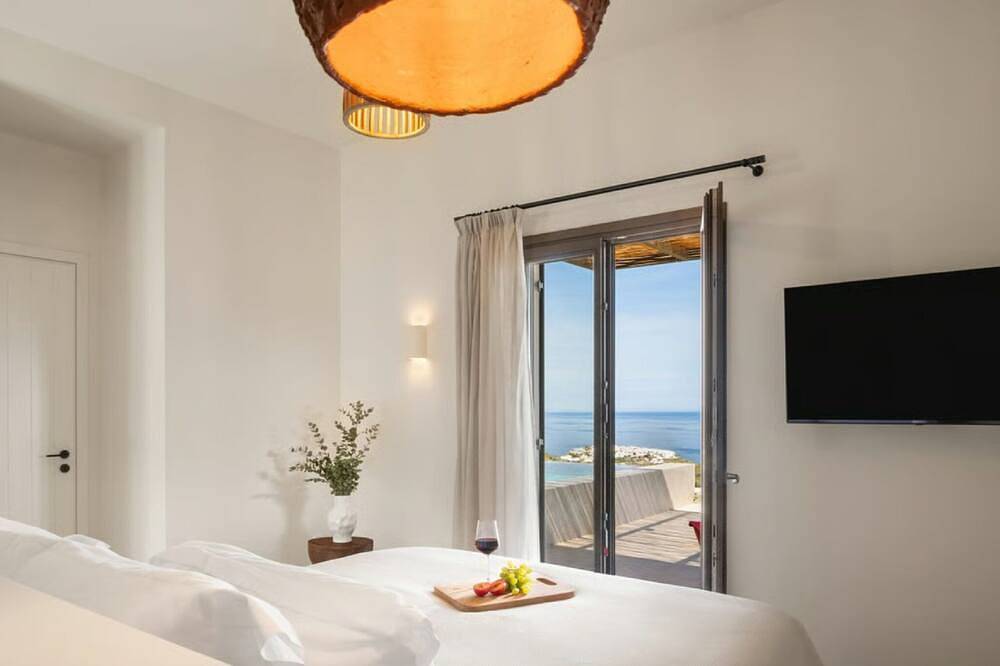 Villa Myrelia, Divine Sea Views, Private Infinity Pool, Furnished Terrace,. in Sifnos