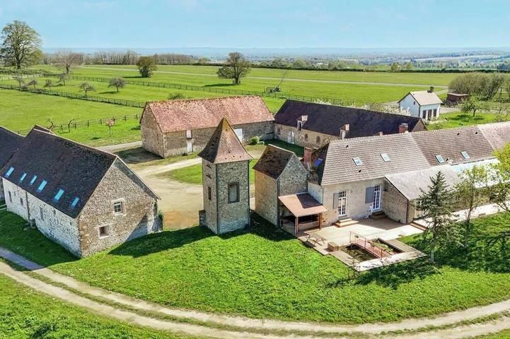 Gîte pour 12 personnes, avec jacuzzi et jardin à Courgeoût