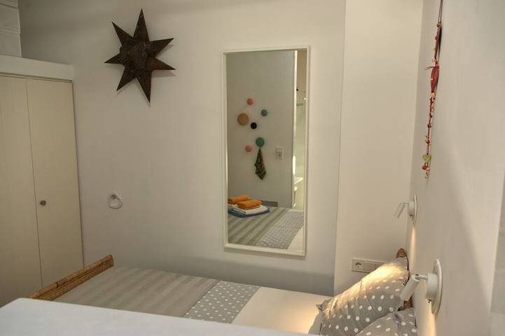 Huis met 2 terrassen en uitzicht op zee. 30m van het dichtstbijzijnde strand en het centrum van Parikia. in Parikiá, Paros