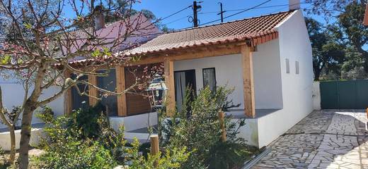 Location de vacances pour 2 personnes, avec piscine ainsi que vue et jardin à Vendas Novas