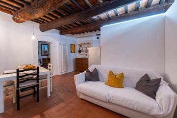 Vacation Rental for 4 Guests in Siena, Siena Province, Picture 2