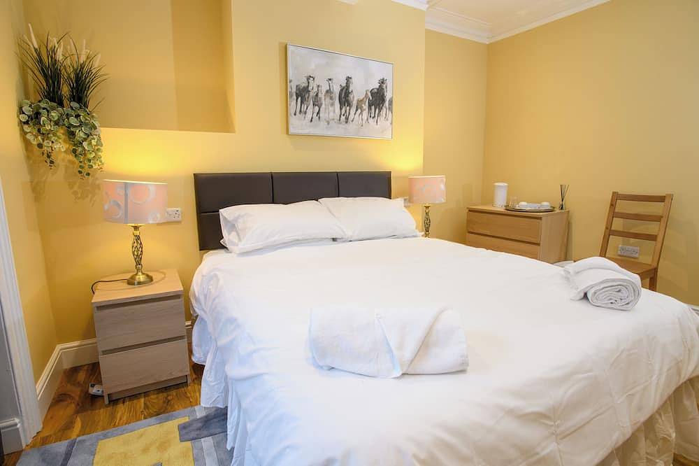 Bright spacious sunny en-suite  room, free Wifi , Tv,  and Toiletries in Lincoln, Lincolnshire