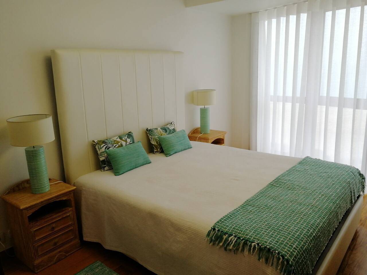 Entire vacation apartment, 2 Bed Flat - Sleeps 4 - Parking - Wifi in Praia da Nazaré, Nazaré