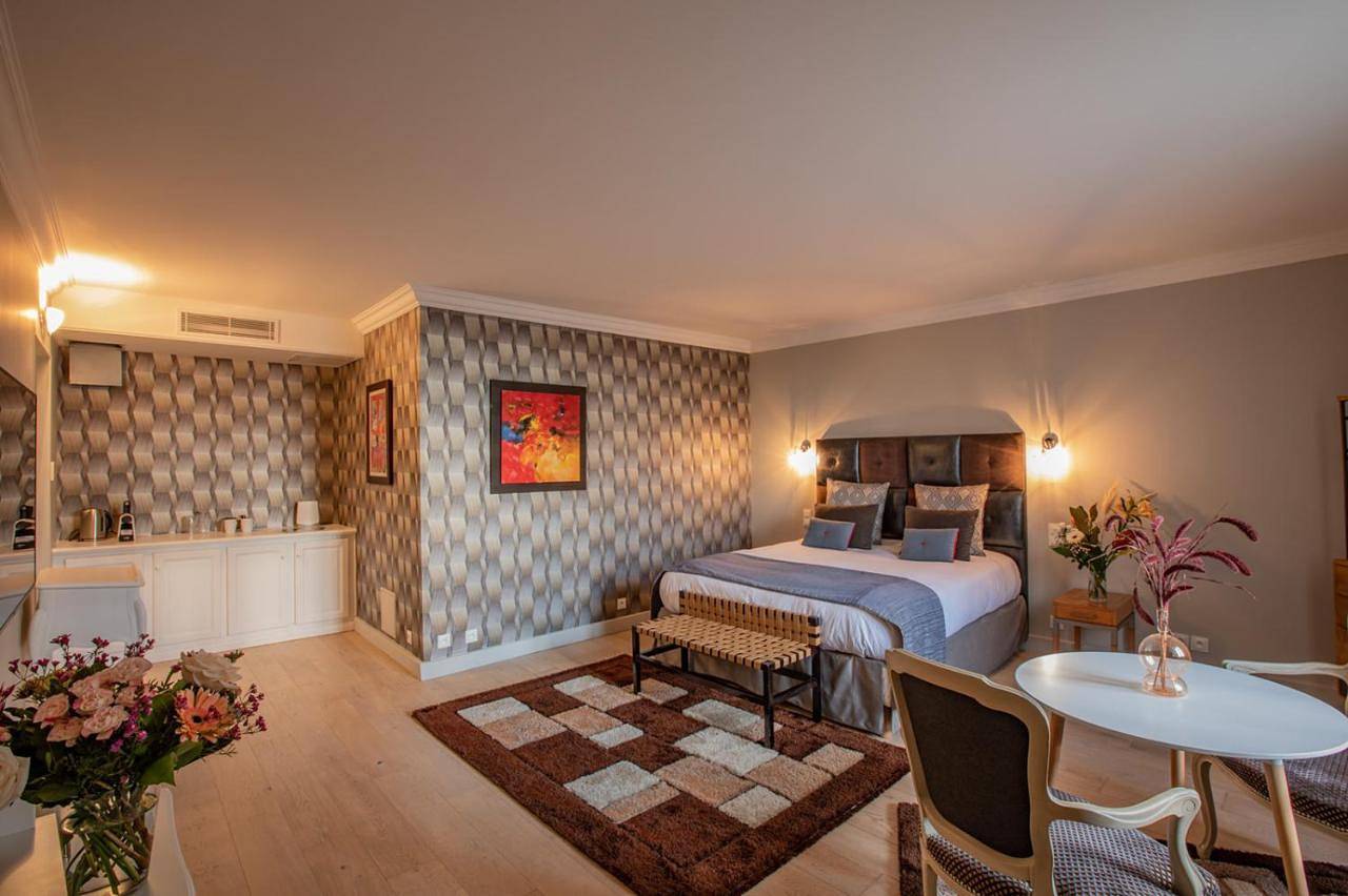 Maison Toscane in a remarkable village - heated pool, jacuzzi, billiard & ensuite luxury bedrooms in Terraube, Gers