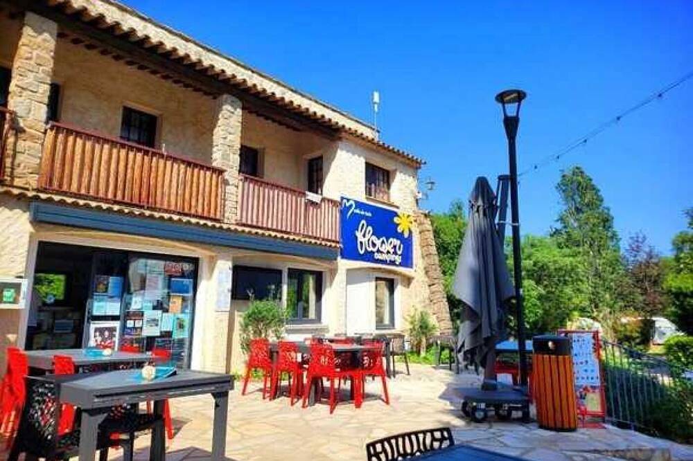 Zecamping 3 étoiles piscine chauffée locatif Tv clim 17m2 in Roquebrune-sur-Argens, Côte méditerranéenne (France)