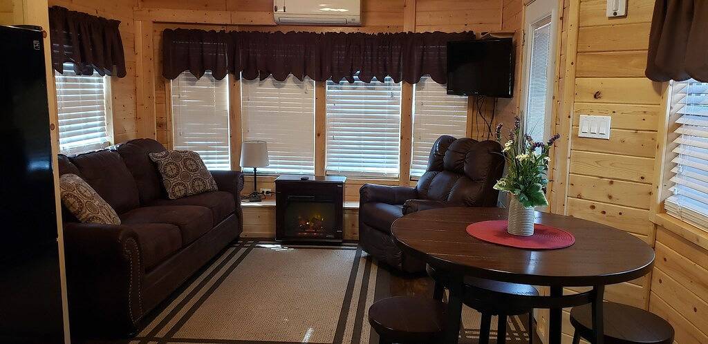 Wie neu ein Schlafzimmer, eine Badekabine mit Blick auf Christopher Creek in Gila County