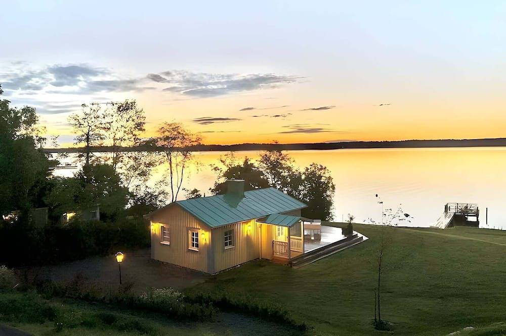 Exclusive beach cottage with a private beach, dock, and garden in Vaxholm, Stockholmer Schärengarten