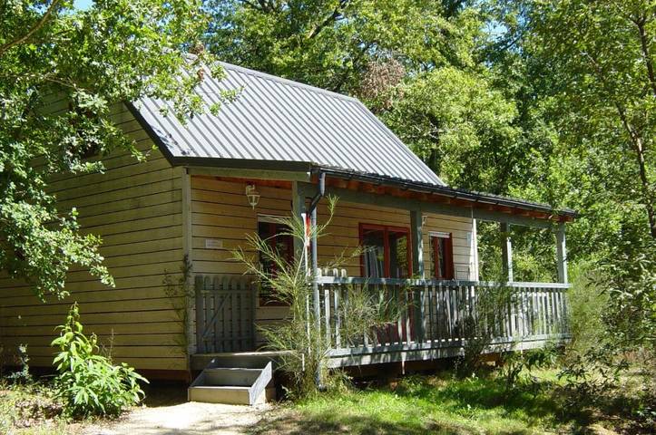 Chalet pour 7 personnes, avec terrasse ainsi que jardin et piscine, animaux acceptés