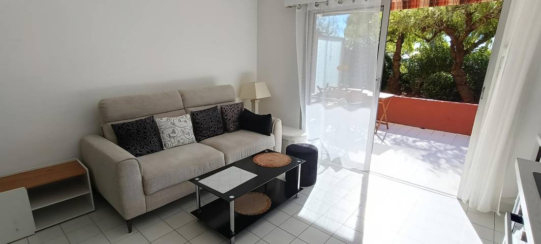 Gîte pour 4 personnes, avec terrasse, adapté aux familles dans Plage Republique Frejus - 2