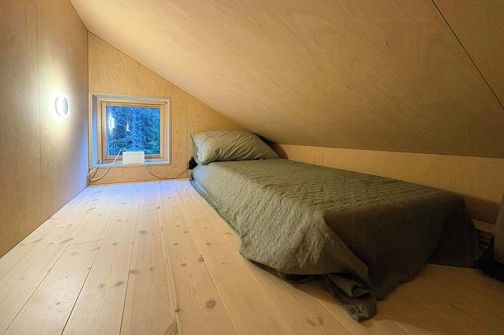 Von einem Architekten entworfene Hütte am See mit Sauna in Hole, Viken