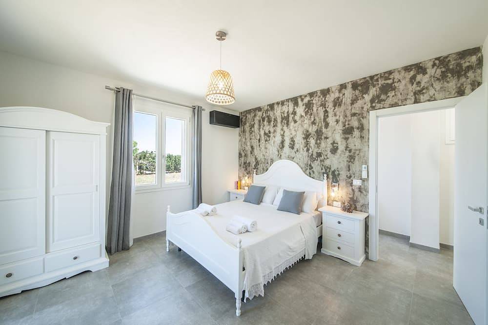 Luxury sea-view villa with private pool – 4 bedrooms, sleeps 8 in Eden Beach, Sorso