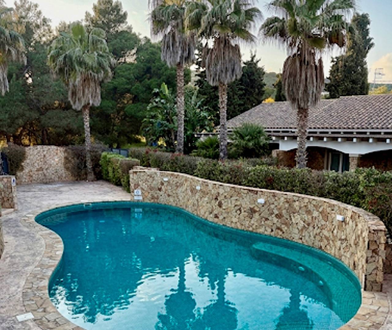 Villa Prestige, Pool & Garden in Luxury Residence in Porto Pino Beach, Porto Pino