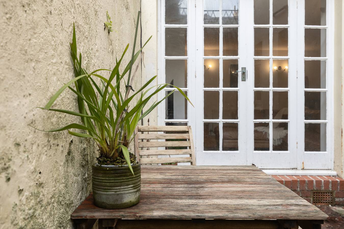 Entire apartment, Stunning Period Character Courtyard Coastal Flat - Pass the Keys in Hove, Brighton