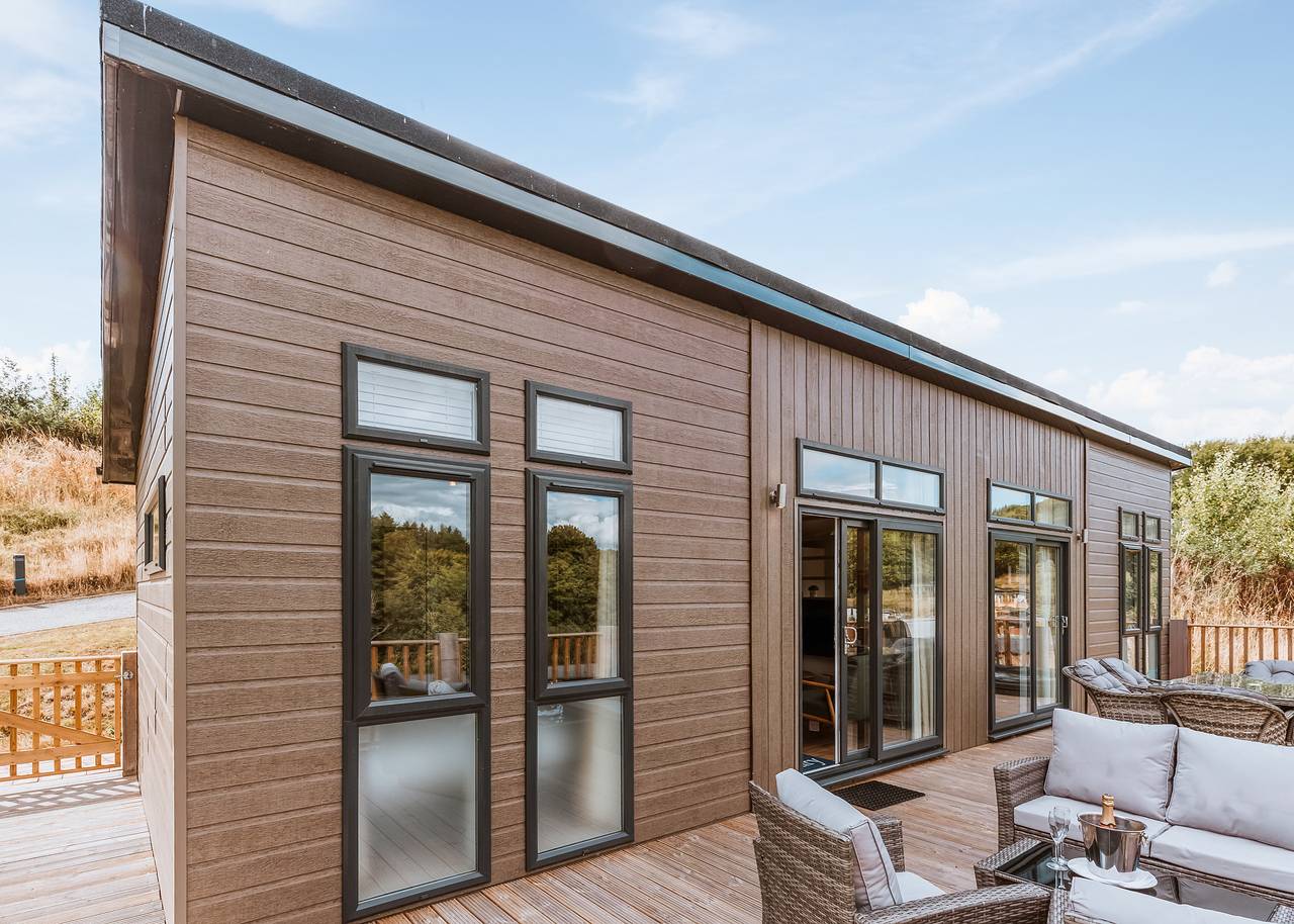 Magnolia Lodge Vip Hot Tub in Shropshire