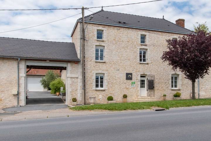 Gîte pour 12 personnes, avec Terrasse et Jardin dans Vouzy
