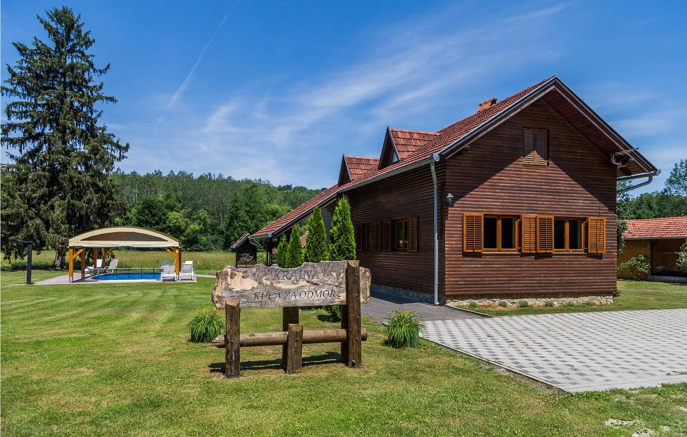 Charmante 120 m² große Wohnung mit Pool, Terrasse und Parkplatz in Virovitica-Podravina