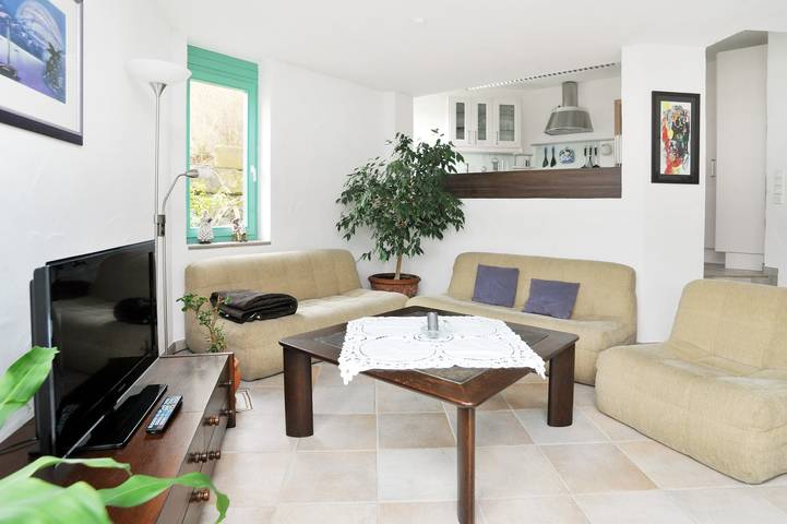 Appartement entier, Appartement « Sunshine – Idylle souabe » avec terrasse privée, jardin et Wi-Fi in Aichtal, Arrondissement d'Esslingen