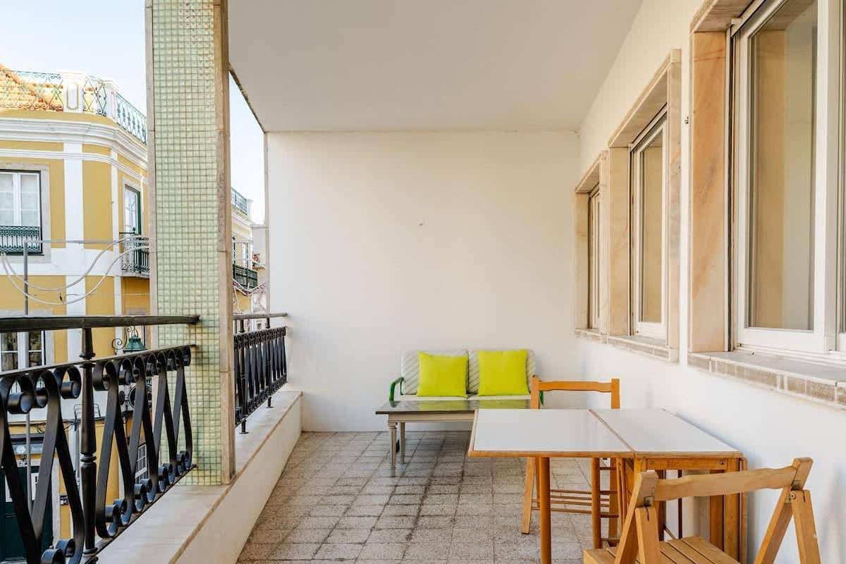 Apartamento inteiro, Big Studio apartment with a terrace in Almada, Halbinsel von Setúbal