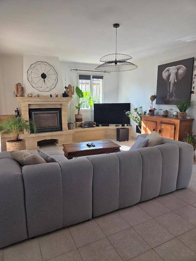 Location de vacances pour 4 personnes, avec piscine ainsi que jardin et terrasse à Aigaliers