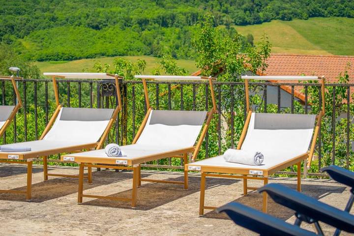 Casa de vacaciones para 12 personas, con vistas además de terraza y piscina, Se admiten mascotas en Navarra