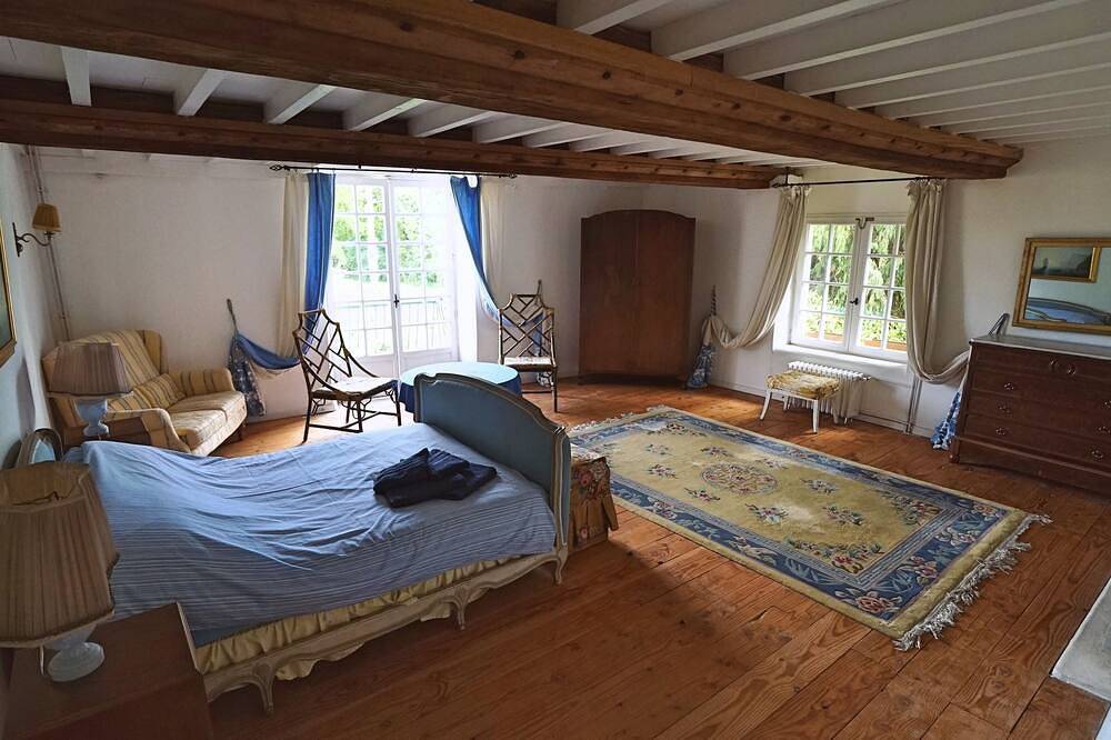 Carriage House auf dem Gelände des Chateau Le Mont Epinguet in Brix, Côte de la Déroute