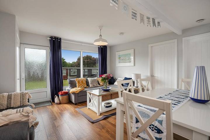 Chalet for 5 people, with Garden and View in Dartmouth