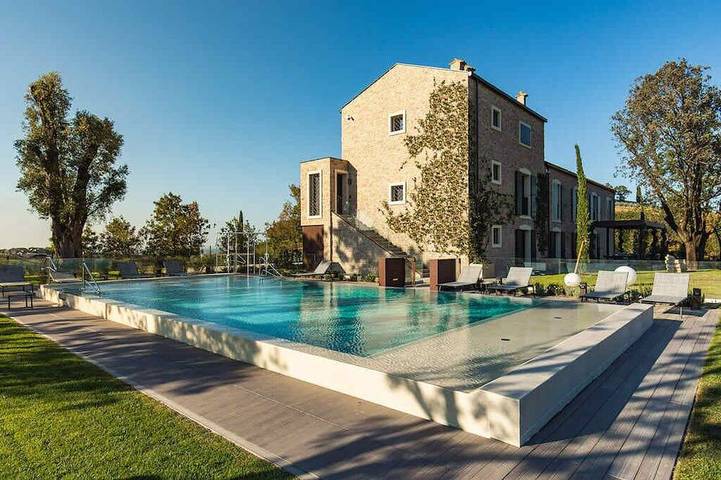 Ferienhaus für 10 Personen, mit Garten und Pool sowie Whirlpool und Balkon