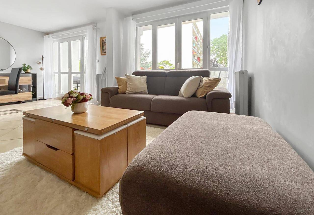 Appartement entier, Two-Bedroom Apartment with Balcony in Chilly-Mazarin, Essonne