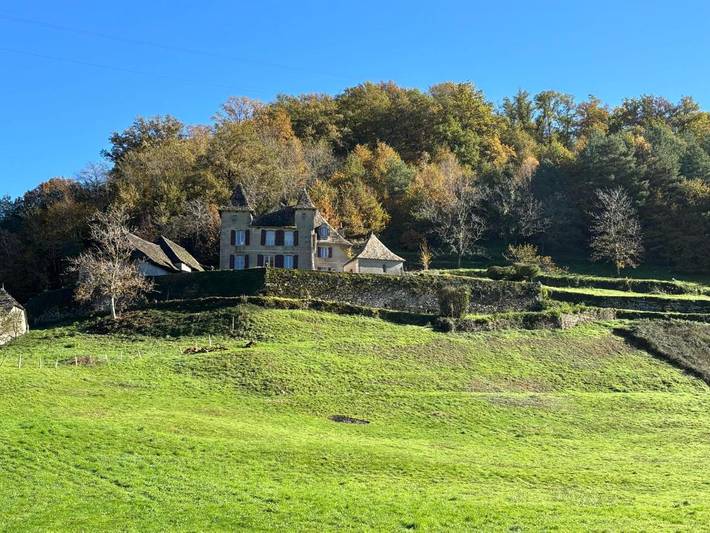 Location de vacances pour 2 personnes, avec vue ainsi que vue sur le lac et jardin à Hautefage