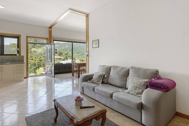 Apartment 'Casa Das Pedras' with Lake View, Wi-Fi and Air Conditioning in Ventosa e Cova, Braga District