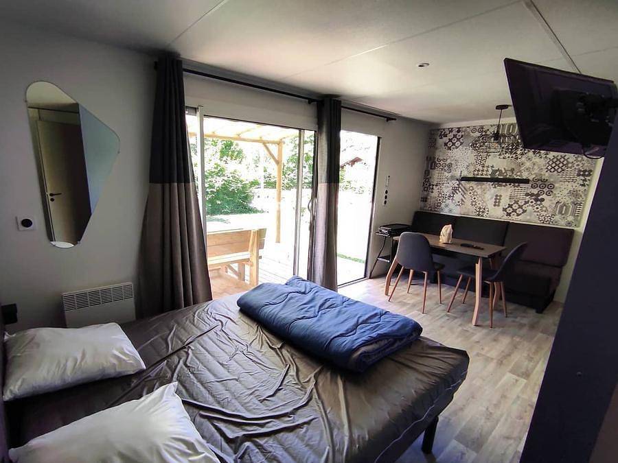 Family's Camping Le Savoy - Mobile home 3 persons - Hotel 1 room (bed 160 + bench seat) in Challes-les-Eaux, Chambéry region