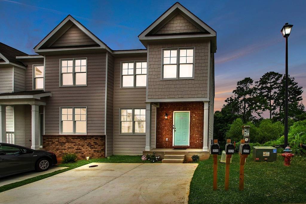 Elegant Townhome - 8 mins Atl airport - 15 mins Tyler Perry Studios in East Point, Fulton County