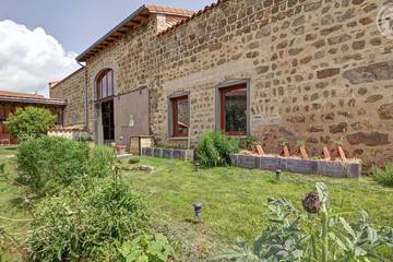 Gîte pour 6 personnes, avec terrasse à Verrières-en-Forez